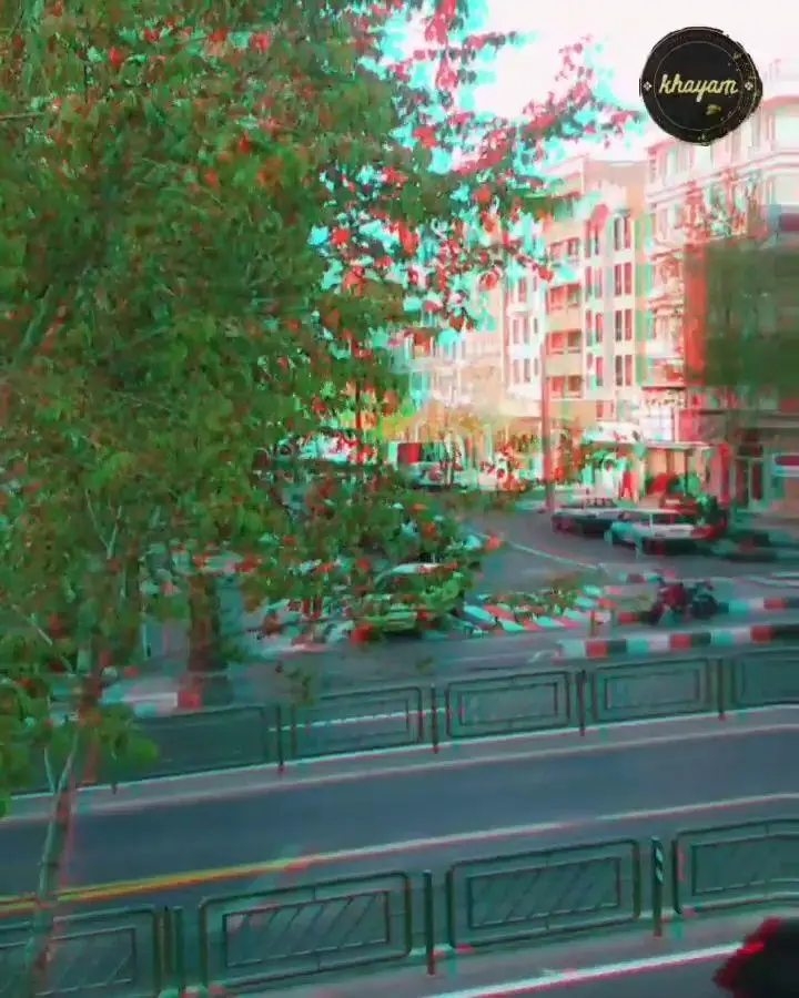 تصویری جذاب از منظره شهری با خیابان، ساختمان‌ها و درختان سرسبز، بازتاب‌دهنده محیط دلنشین مجموعه پذیرایی خیام.