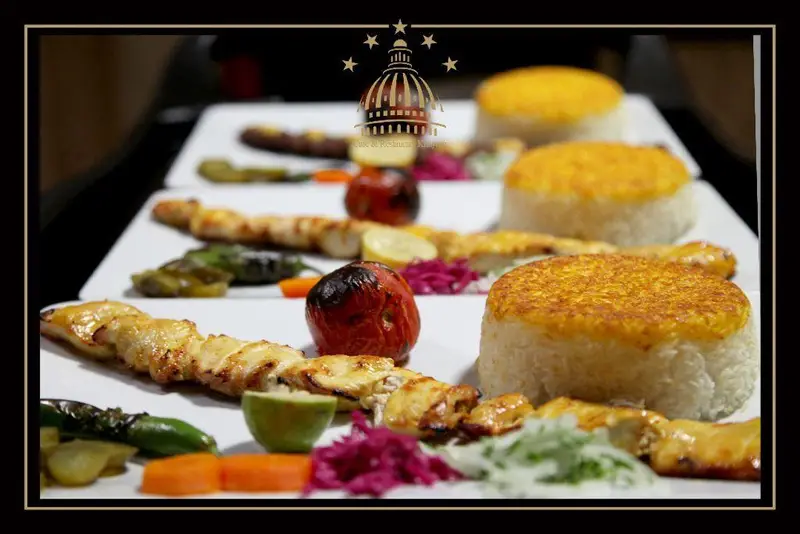 سینی متنوع کباب‌های ایرانی مجموعه پذیرایی خیام شامل جوجه کباب و برگ با برنج زعفرانی ته دیگی، گوجه کبابی و دورچین.