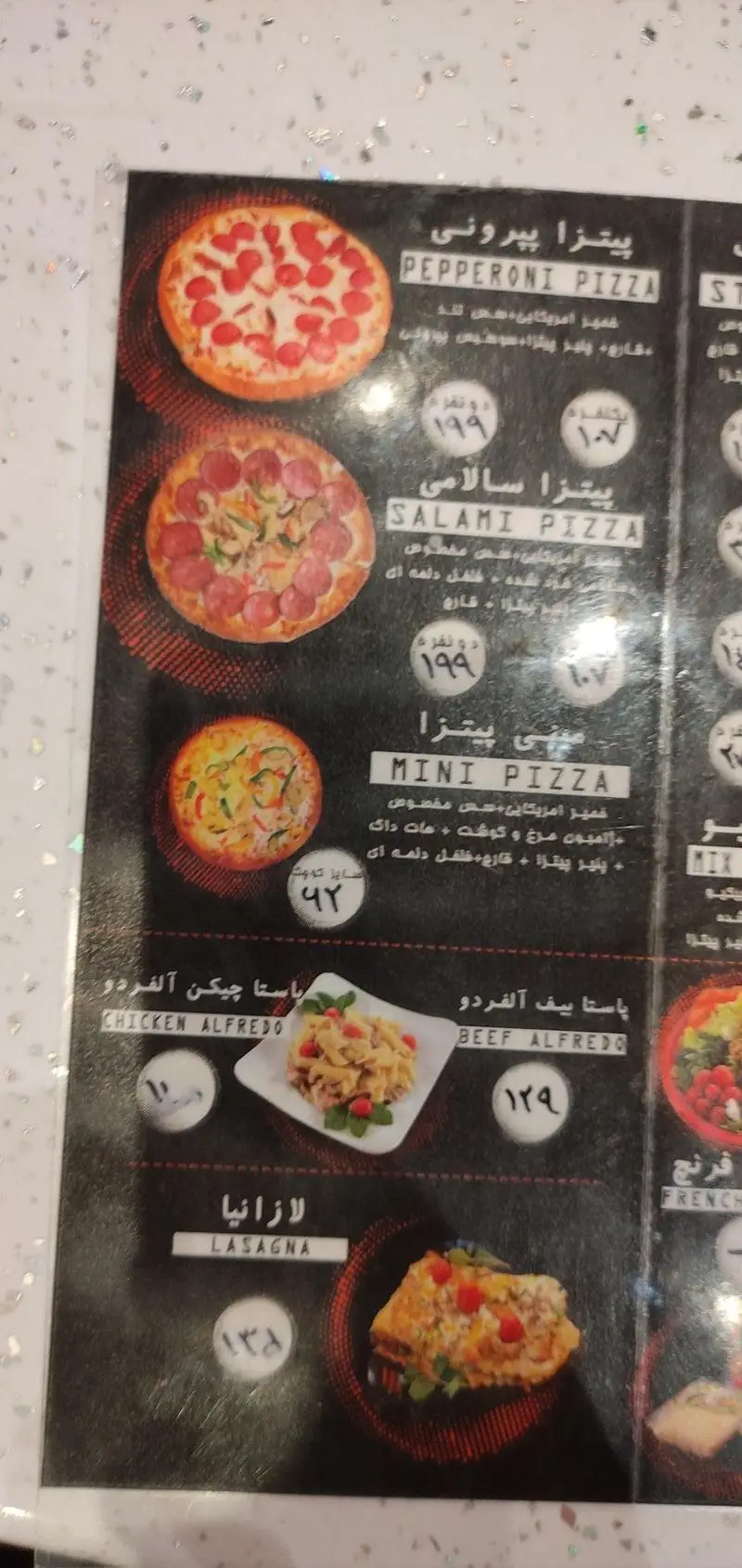 تصویر منوی فست فود پاییز شامل پیتزا پپرونی، سالامی، مینی، پاستا چیکن و بیف آلفردو و لازانیا با قیمت‌های درج شده.