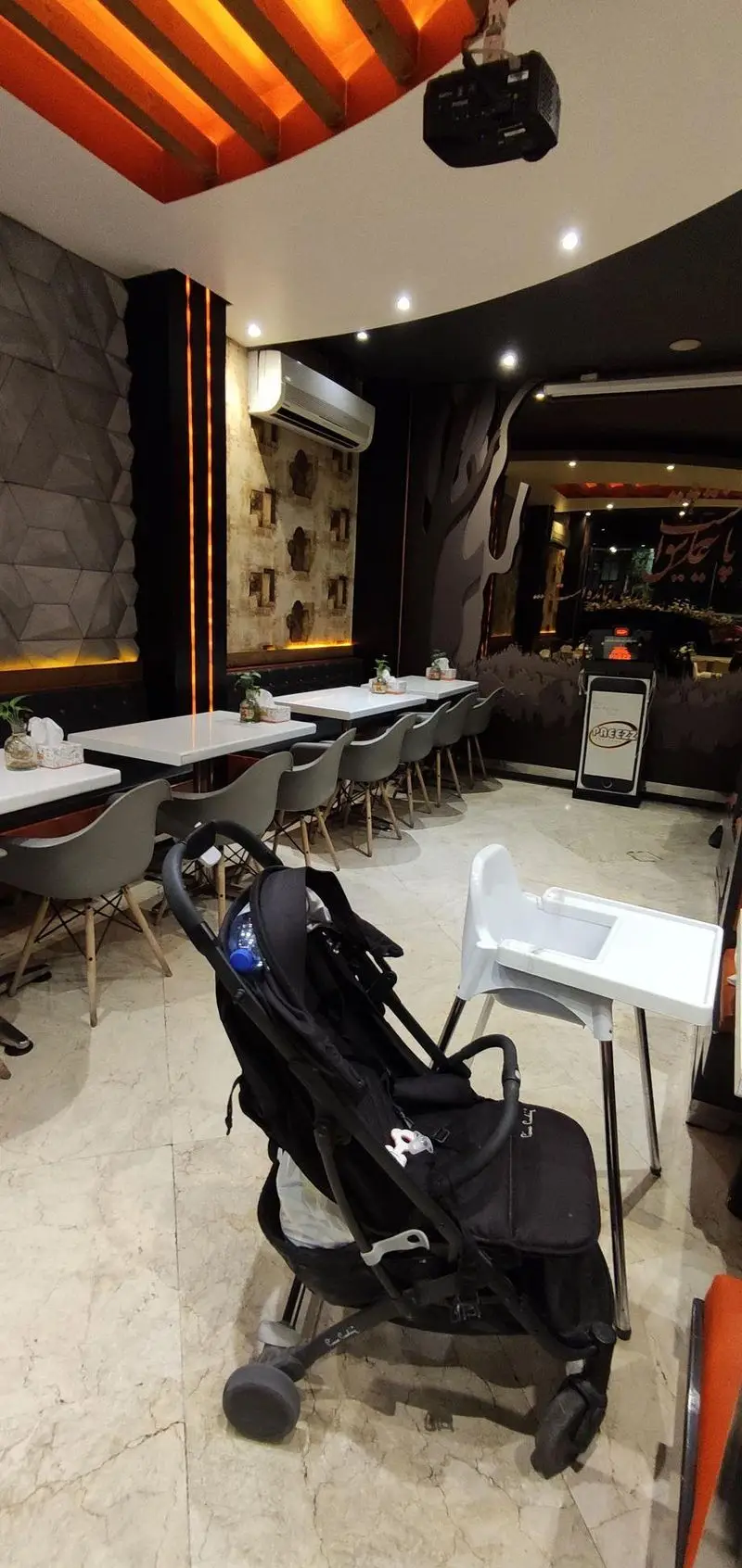 فضای داخلی دنج و شیک فست فود پاییز با میز و صندلی‌های مدرن، مناسب برای دورهمی‌های خانوادگی و دوستانه در یک محیط آرام و دلپذیر.