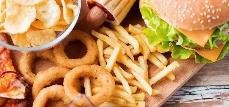 انواع فست فود خوشمزه و پرطرفدار فست فود فان شامل همبرگر، هات داگ، سیب زمینی سرخ کرده، پیاز سوخاری و چیپس برای یک تجربه لذت بخش.