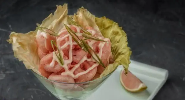 پیش‌غذای لذیذ میگو سوخاری در رستوران ایتالیایی بونو، با سس مخصوص و برگ کاهو تازه، طعمی بی‌نظیر برای تجربه غذای دریایی ممتاز.