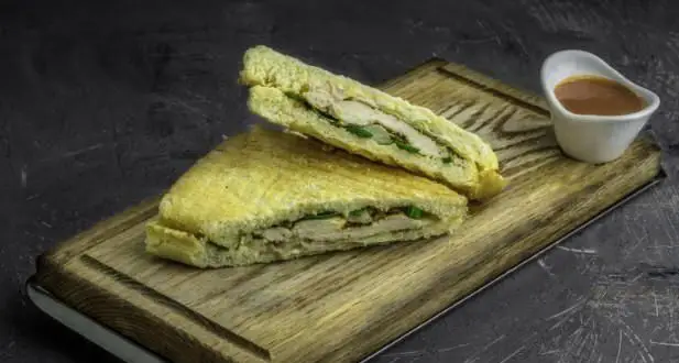 ساندویچ پانینی مرغ گریل شده خوشمزه با سس مخصوص در رستوران ایتالیایی بونو، یک انتخاب عالی برای ناهار یا شام.