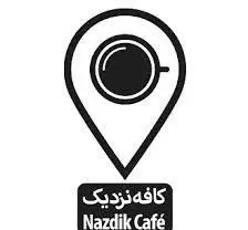 لوگوی کافه ریونیز: نماد پین مکان‌یابی مشکی با فنجان قهوه، نشان‌دهنده مکان‌های نزدیکترین کافه‌ها برای علاقه‌مندان به قهوه.