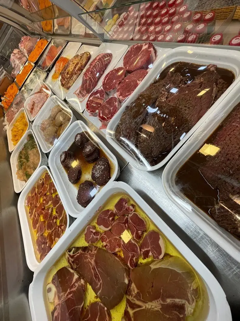 ویترین پربار سوپر پروتئین ملل: انواع گوشت قرمز تازه، استیک، گوشت مرینت شده و خوراک‌های آماده در سینی‌های منظم.