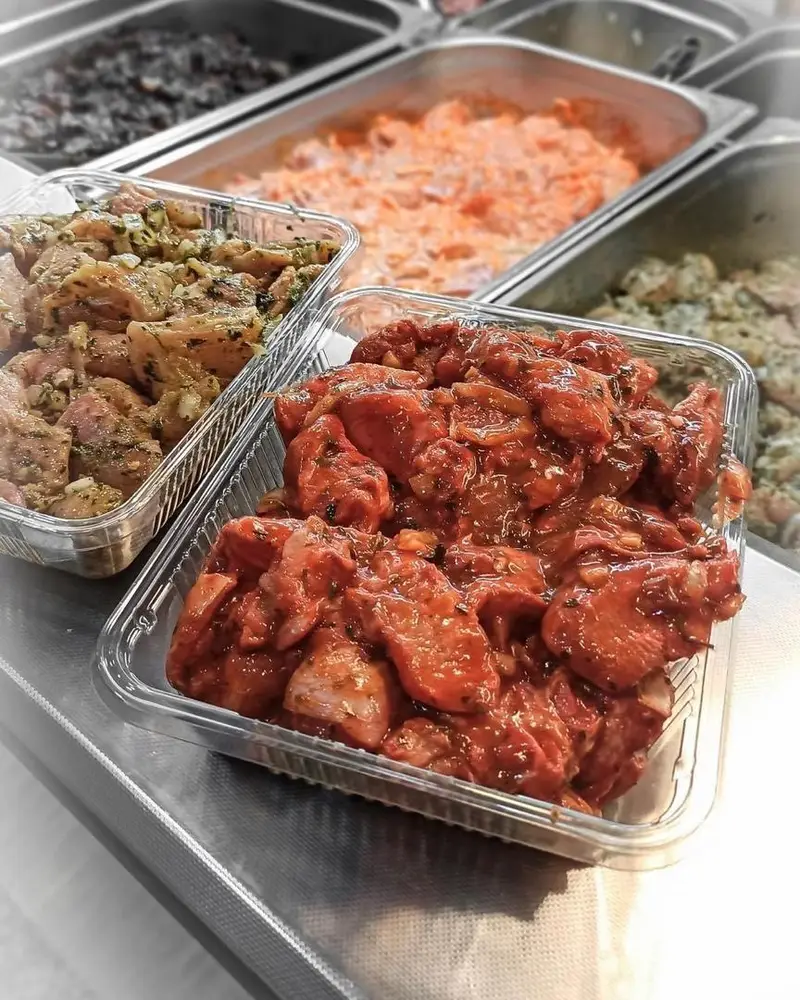 تنوعی از گوشت و مرغ طعم‌دار و مزه‌دار آماده طبخ در ظروف یکبار مصرف، عرضه در سوپر پروتئین ملل برای راحتی مشتریان.