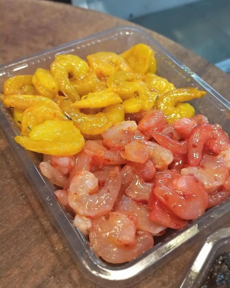 سوپر پروتئین ملل: میگوهای پاک شده و آماده طبخ تازه. انواع میگوی مزه دار شده زرد و قرمز برای تهیه غذاهای دریایی لذیذ و آسان.