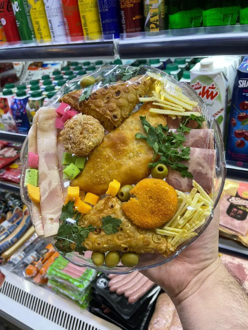 سینی مزه سوپر پروتئین ملل: ژامبون، پنیر رنگی، سمبوسه، الویه، زیتون و سیب زمینی خلالی. آماده و تازه.