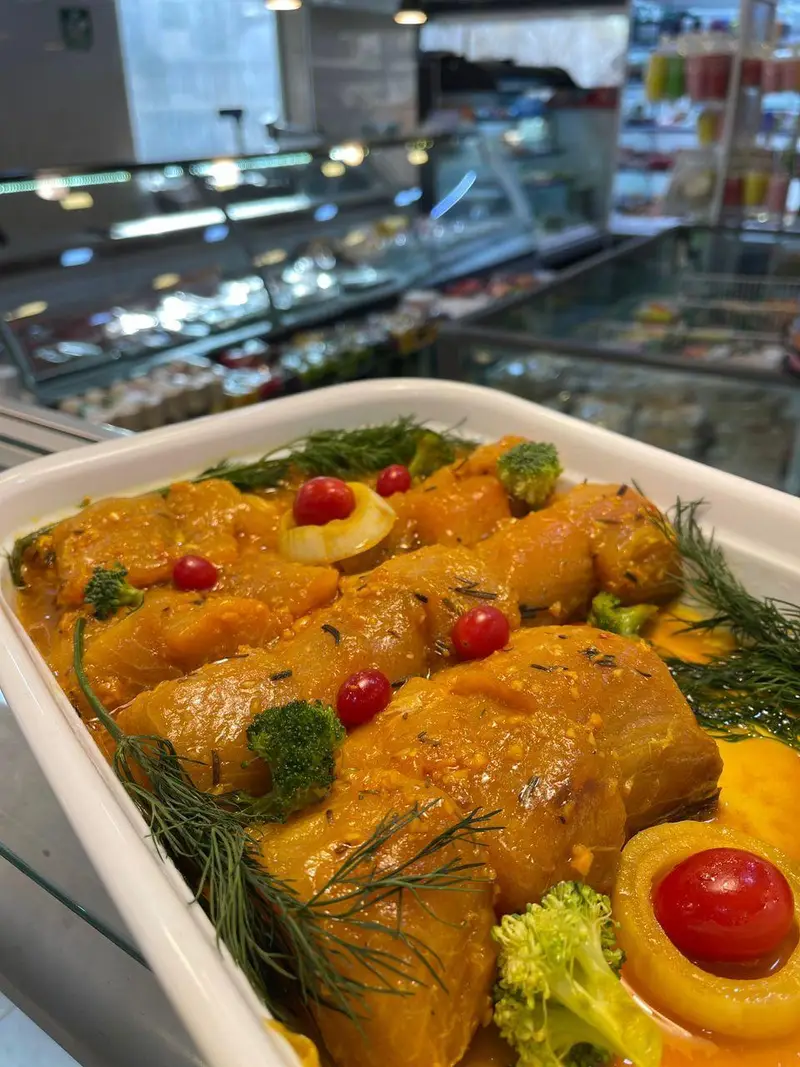 دیس جذاب خوراک ماهی در سس نارنجی، تزئین شده با گوجه گیلاسی، بروکلی و شوید. غذای آماده سوپر پروتئین ملل.