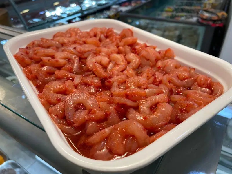 سینی بزرگ میگوهای پاک شده و آماده طبخ با چاشنی، در فروشگاه سوپر پروتئین ملل، انتخابی عالی برای غذاهای دریایی تازه و باکیفیت.