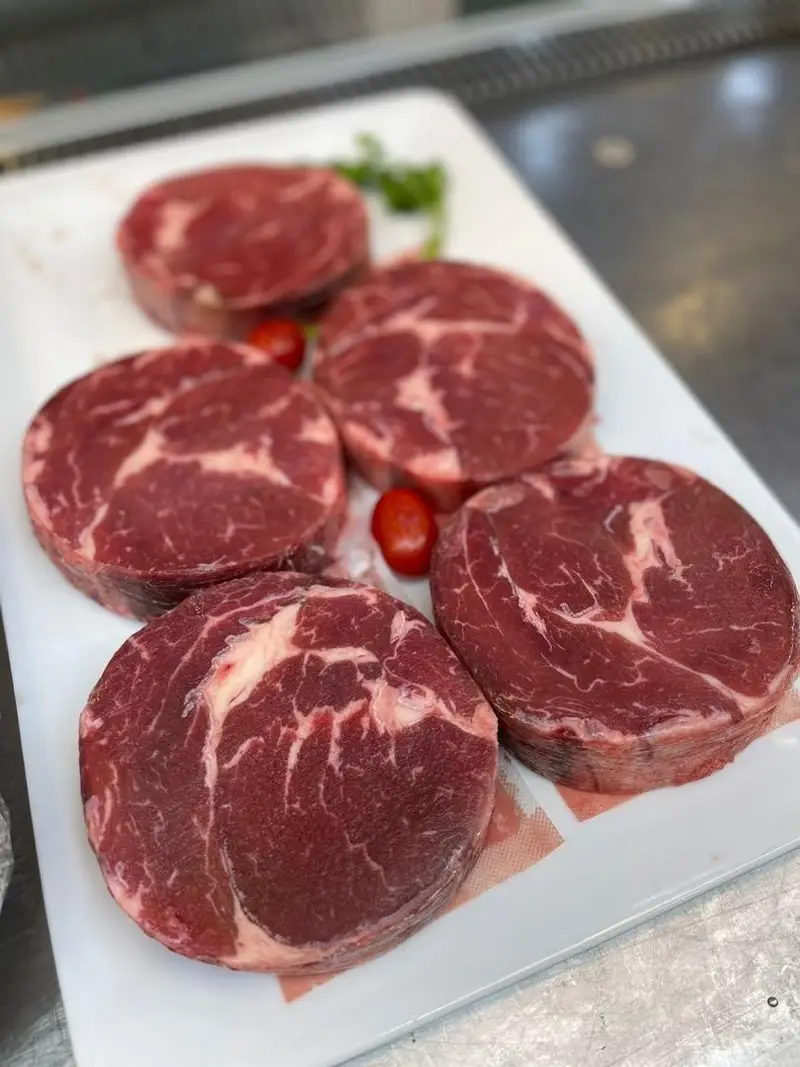 استیک های راسته گوساله تازه و با کیفیت بالا از سوپر پروتئین ملل، ایده‌آل برای یک تجربه غذایی بی‌نظیر و آماده طبخ.