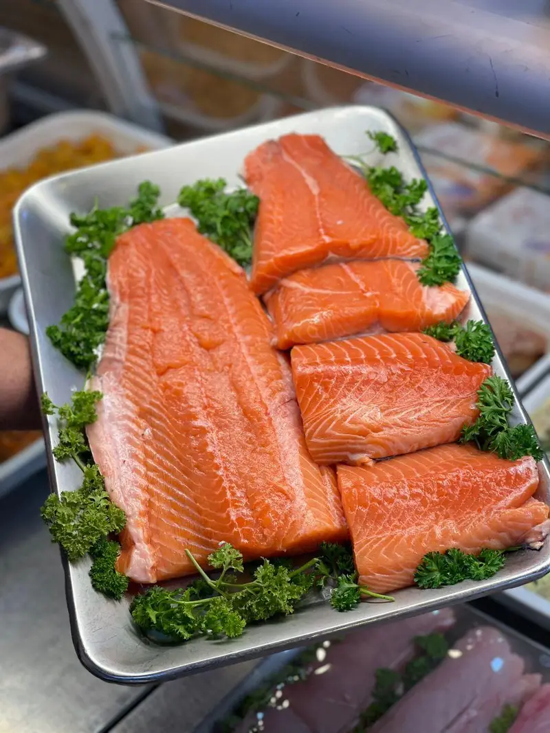 تصویری از سینی فیله‌های سالمون تازه و درجه یک در سوپر پروتئین ملل، بهترین انتخاب برای یک وعده غذایی سالم و مغذی.