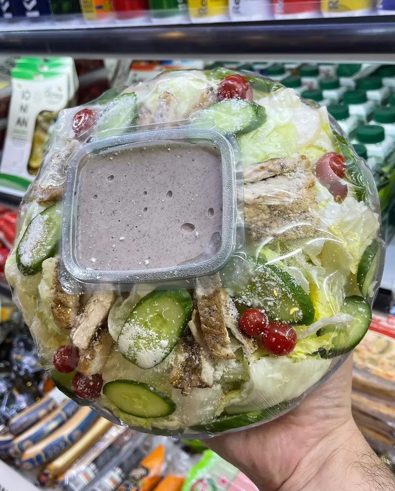 سالاد سزار مرغ گریل تازه و آماده سوپر پروتئین ملل با سس مخصوص، خیار، گوجه گیلاسی و پنیر پارمزان در فروشگاه