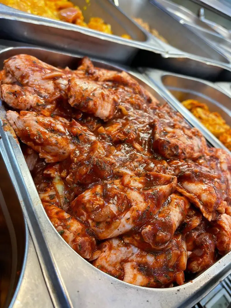 تصویری از سینی بزرگ و جذاب مرغ‌های طعم‌دار و آماده کباب در سوپر پروتئین ملل. بهترین انتخاب برای یک وعده غذایی لذیذ و پروتئینی.