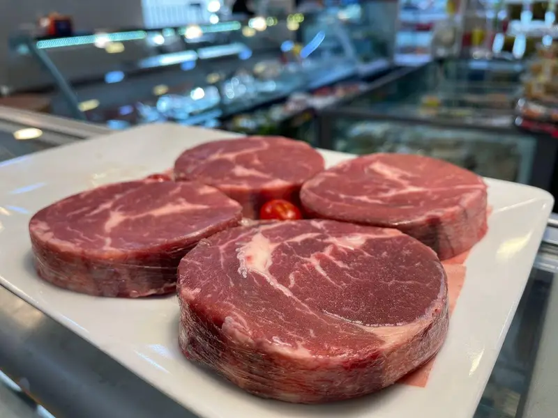 نمایی نزدیک از چهار برش استیک گوشت تازه و ممتاز، محصول سوپر پروتئین ملل، نمایش کیفیت برتر محصولات پروتئینی.