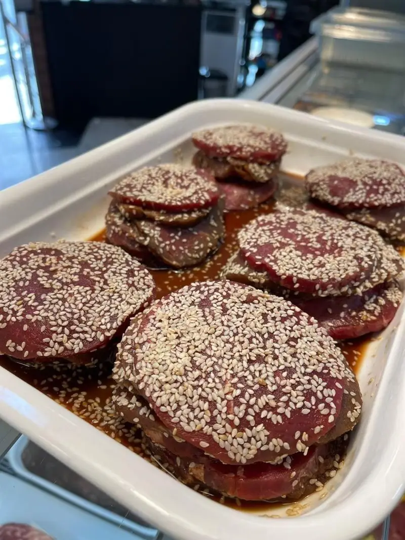 برش‌های جذاب و باکیفیت گوشت قرمز یا ماهی تُن مزه‌دار شده با کنجد و سس مخصوص، آماده طبخ در سوپر پروتئین ملل