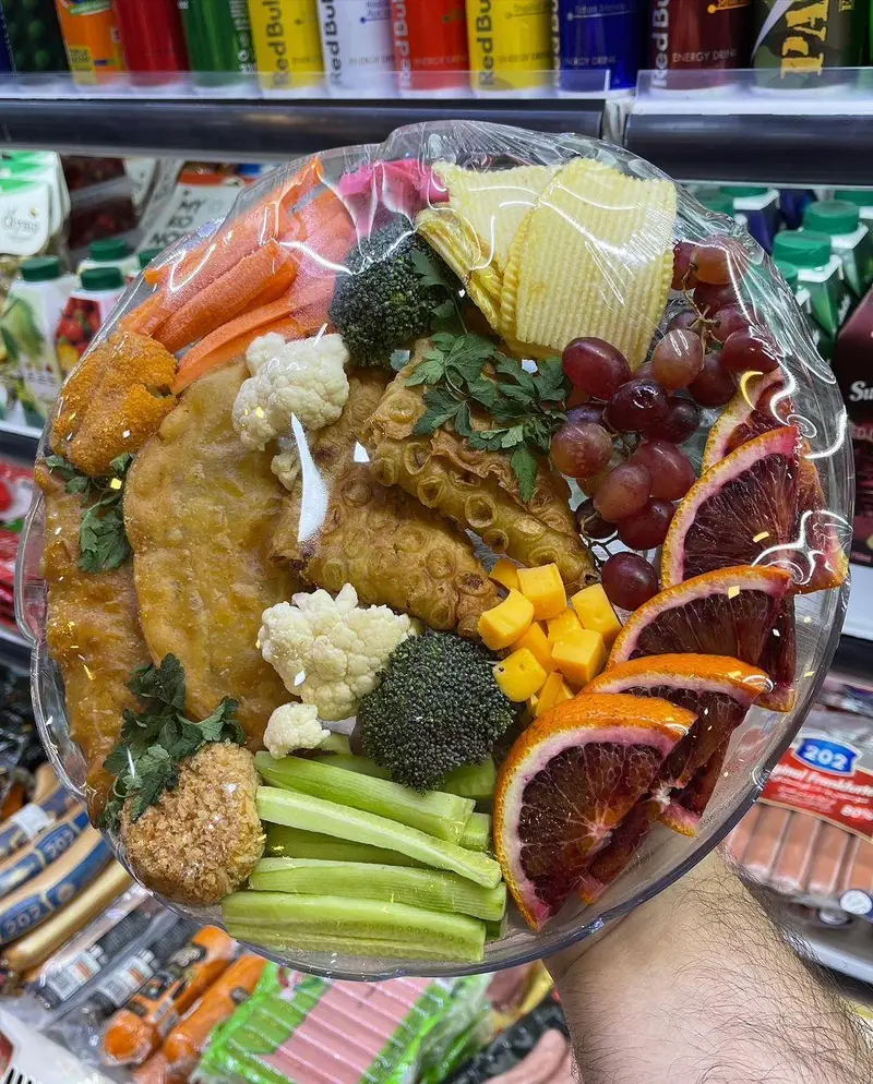 سینی بزرگ مزه سوپر پروتئین ملل با فینگر فودهای پروتئینی، سبزیجات تازه، میوه و چیپس. غذای آماده و سالم برای مهمانی.