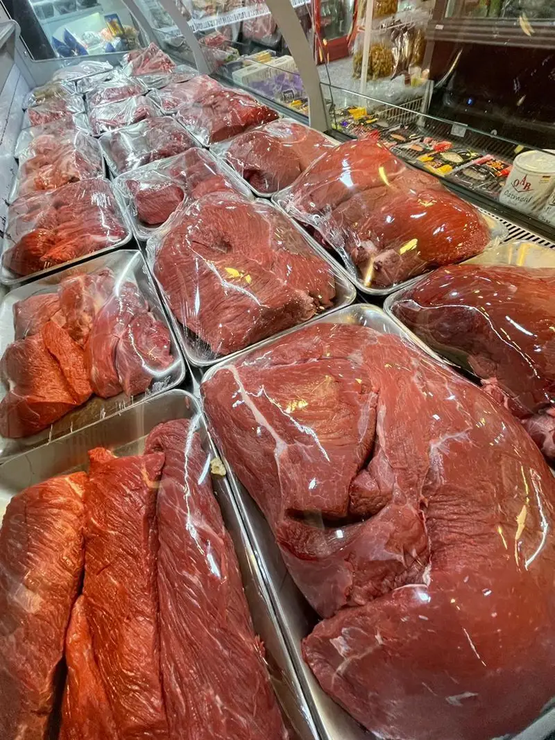 نمایش وسیع از گوشت‌های قرمز تازه و بسته‌بندی شده با کیفیت عالی در بخش پروتئین فروشگاه سوپر پروتئین ملل.