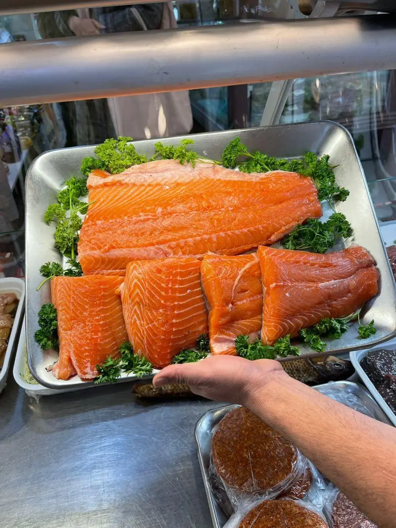 نمایش فیله‌های سالمون تازه و باکیفیت ممتاز در سوپر پروتئین ملل. ما بهترین انواع ماهی و گوشت را ارائه می‌دهیم.