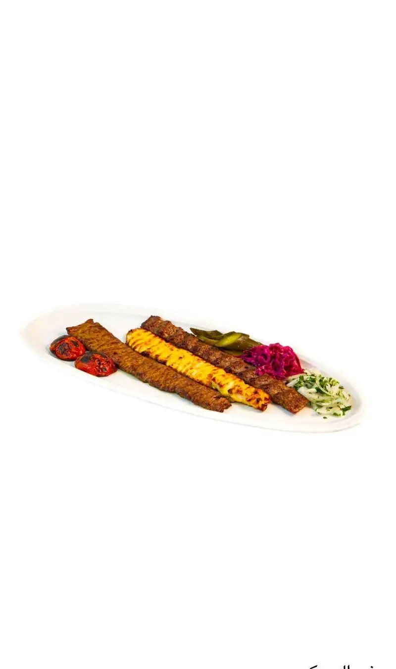 غذای لذیذ ایرانی: سینی میکس کباب رستوران کلاسیک پردیس شامل کباب کوبیده، جوجه و لقمه همراه با گوجه کبابی، پیاز جعفری و ترشی.