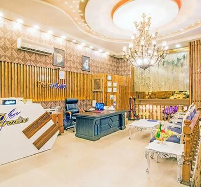 نمای داخلی رستوران کلاسیک پردیس با دکوراسیون شیک، لوستر بزرگ و مبلمان کلاسیک در محیطی لوکس جهت پذیرایی مهمانان.