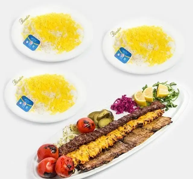 غذای ایرانی رستوران کلاسیک پردیس: سینی کباب میکس (کوبیده، جوجه، برگ) با سه پرس برنج زعفرانی، گوجه و مخلفات لذیذ