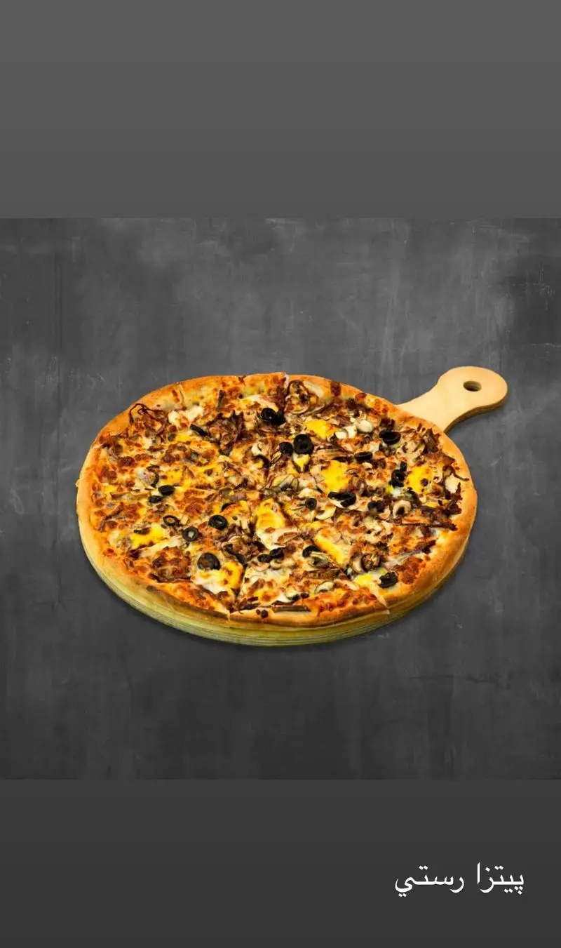 پیتزا رستی داغ و تازه رستوران کلاسیک پردیس، مملو از قارچ، زیتون و پنیر آب شده، تجربه‌ای بی‌نظیر برای هر سلیقه.