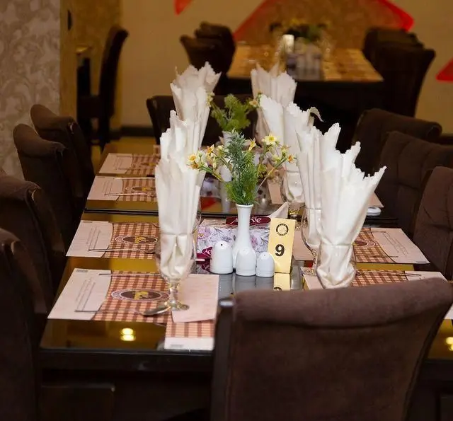 نمایی از دکوراسیون داخلی رستوران کلاسیک پردیس با میزهای چوبی شیک، صندلی‌های راحتی و چیدمان لوکس برای تجربه‌ای دلپذیر.