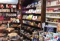 فروشگاه شیرینی و آجیل گلستان با قفسه‌های پر از آجیل ممتاز، خشکبار، شیرینی‌های تازه، شکلات‌های متنوع و اقلام کادویی.