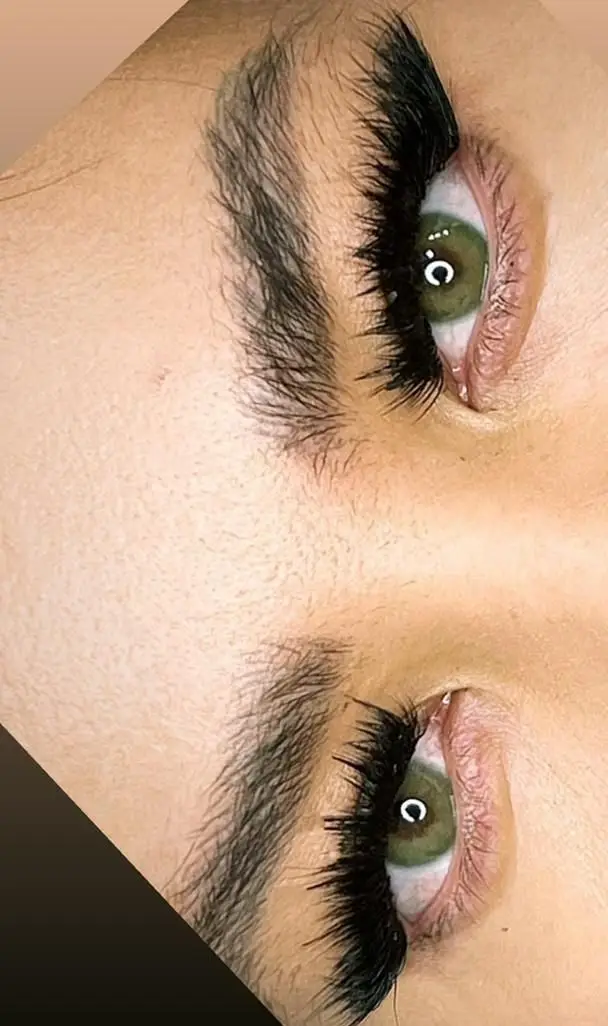 عکس نزدیک از چشمان سبز زیبا با اکستنشن مژه های بلند و پرپشت و ابروهای مرتب، خدمات تخصصی مریم موسوی بیوتی سنتر