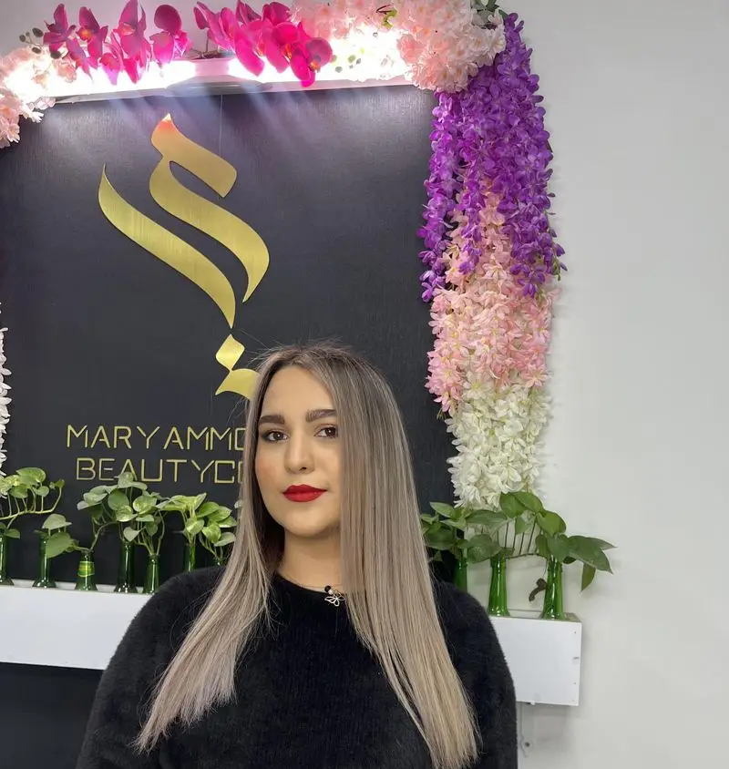 مدل موی صاف با رنگ دودی زیتونی شیک در سالن زیبایی مریم همراه با دکوراسیون گل‌های طبیعی و زیبا برای خانم‌های شیک‌پسند ایرانی