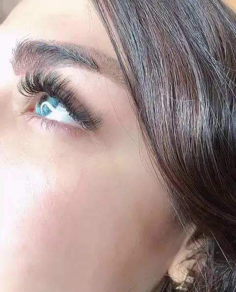 اکستنشن مژه والیوم و اسپایکی در مریم موسوی بیوتی سنتر. زیبایی چشم با مژه‌های پرپشت و بلند، همراه با خدمات تخصصی ابرو.
