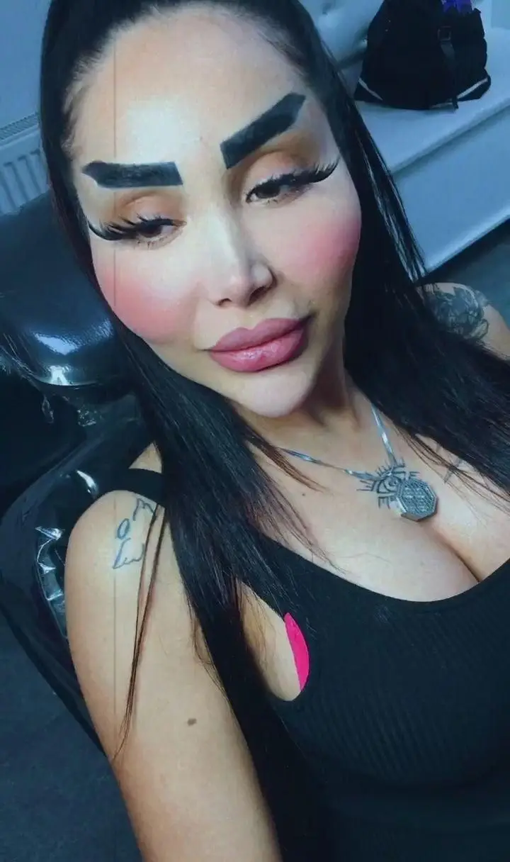 نمونه کار تاتو و میکروبلیدینگ ابروی پهن و کاشت مژه بلند در مرکز زیبایی مریم موسوی روی صورت مشتری با آرایش غلیظ