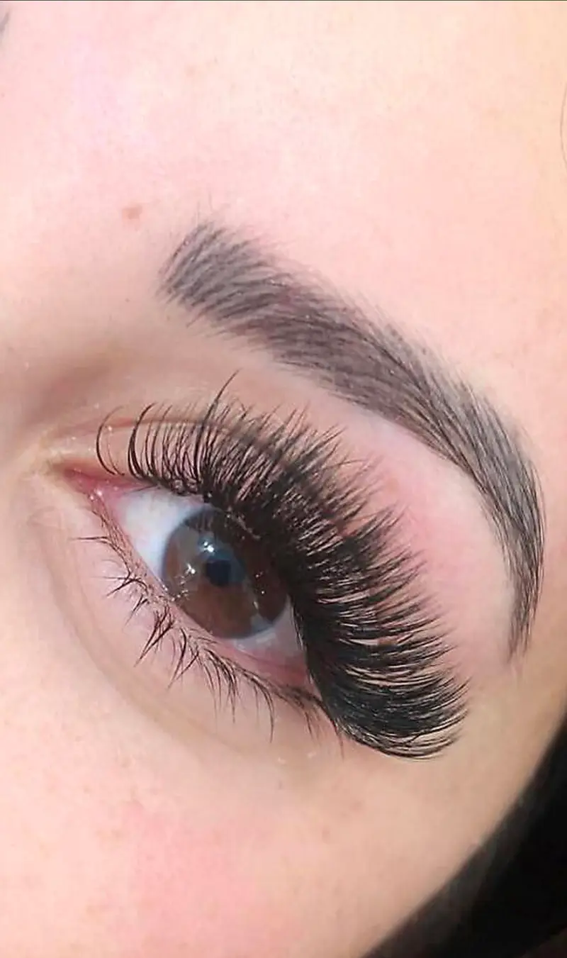 نمونه کار حرفه‌ای اکستنشن مژه والیوم روسی پرپشت و مشکی همراه با لیفت و قرینه‌سازی ابرو در سالن زیبایی مریم موسوی