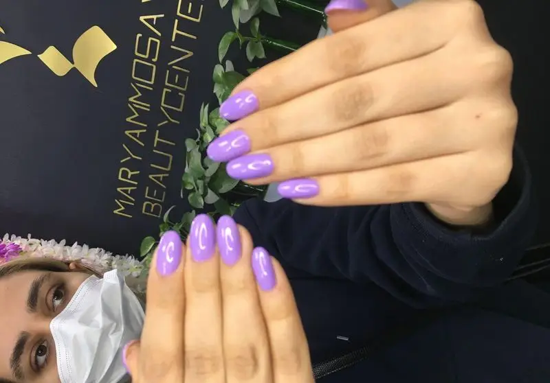 نمونه کار ژلیش ناخن بنفش روشن و براق دخترانه در سالن زیبایی مریم عموسا، مرکز تخصصی کاشت و طراحی ناخن حرفه ای