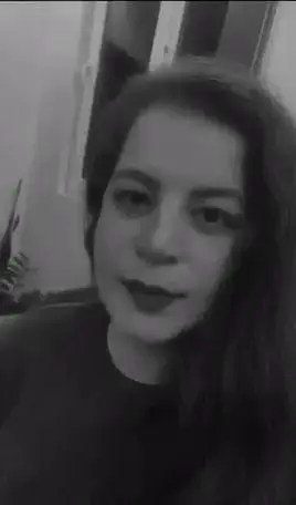 عکس سیاه‌وسفید از پرتره چهره یک خانم با موهای بلند تیره و آرایش ملایم صورت در نمایی نزدیک از مرکز زیبایی مریم موسوی