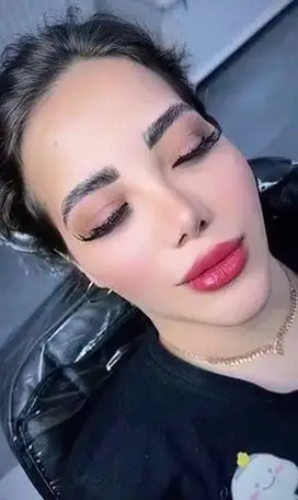 تصویر کلوزآپ از میکاپ کامل صورت یک خانم شامل آرایش چشم، کاشت مژه، لیفت ابرو و رژ لب صورتی در مرکز زیبایی مریم موسوی