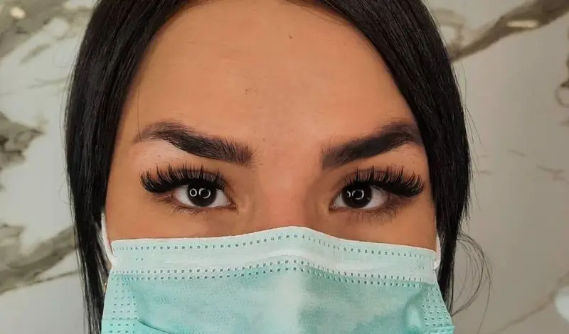 عکس نمونه کار اکستنشن مژه والیوم و کاشت مژه طبیعی و پرپشت دخترانه به همراه لیفت ابرو در سالن زیبایی و مرکز تخصصی مژه