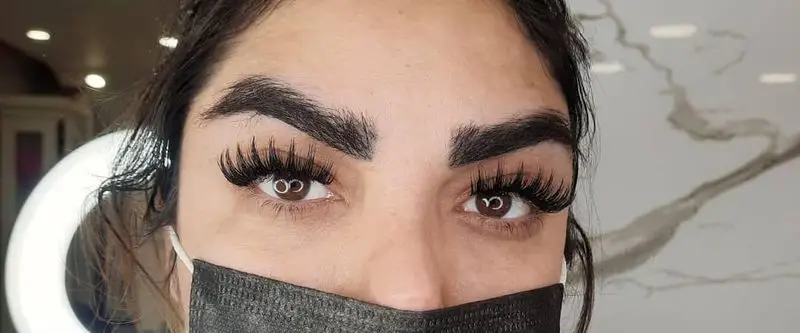 کاشت و اکستنشن مژه والیوم و پرپشت با مژه‌های تار به تار مشکی و بلند همراه با لیفت ابرو در سالن تخصصی مژه و زیبایی