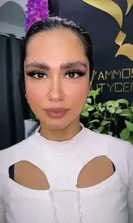 طراحی و قرینه‌سازی حرفه‌ای ابرو با متد لیفت و لمینت به همراه کاشت مژه اسپایکی در سالن زیبایی تخصصی آموس با ماندگاری بالا
