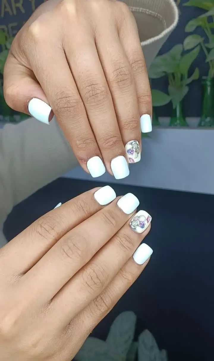 مدل کاشت ناخن دخترانه با لاک ژل سفید ساده و طراحی فانتزی خرگوش و گل روی ناخن انگشت حلقه برای ایده دیزاین ناخن شیک