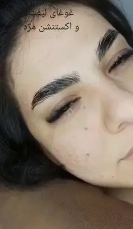 عکس نمونه کار لیفت و اکستنشن مژه طبیعی و والیوم به همراه لیفت ابرو برای افزایش حجم و زیبایی چشم‌ها در سالن آرایشی