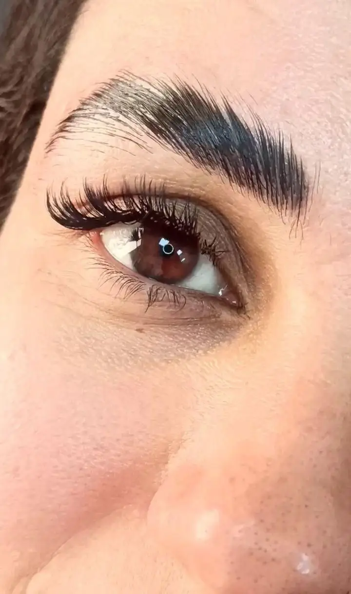چشم و ابروی پرپشت و مژه‌های بلند با خدمات حرفه‌ای مریم موسوی بیوتی سنتر، زیبایی شما را دوچندان می‌کند.
