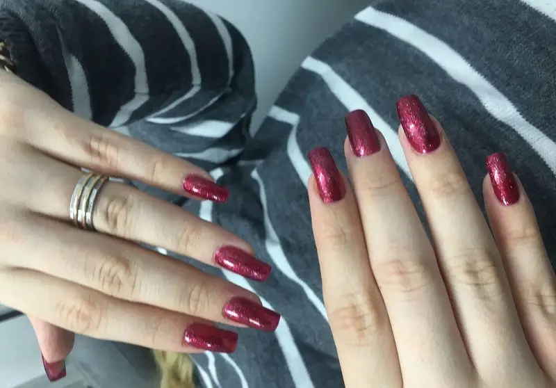 مدل کاشت ناخن بلند و مربعی با لاک ژل اکلیلی سرخابی براق و شیک به همراه طراحی زیبا مناسب برای ایده کاشت ناخن دخترانه