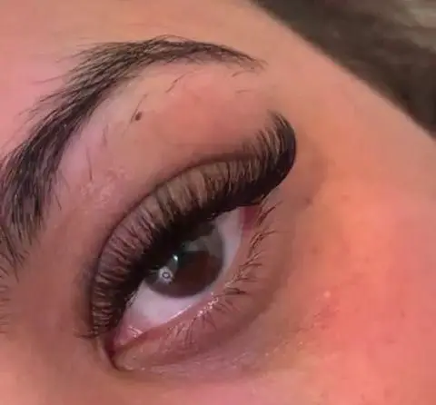 نمونه کار حرفه‌ای اکستنشن مژه والیوم پرپشت و مشکی با حالت فر بسیار زیبا و طبیعی در سالن تخصصی کاشت و اکستنشن مژه تهران