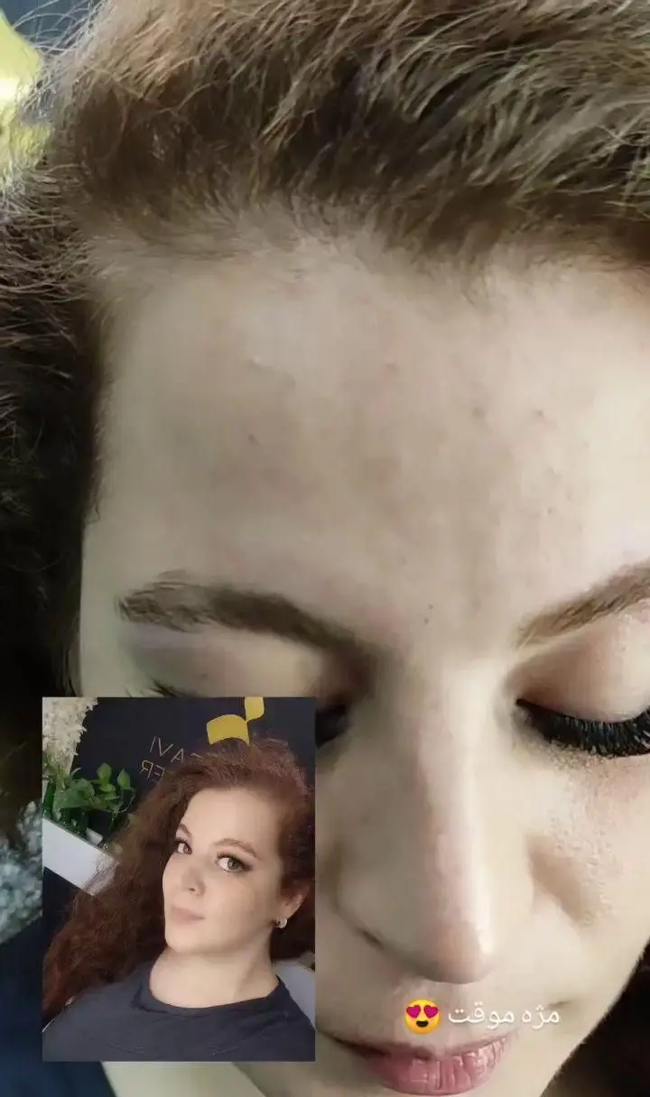 نمای نزدیک از کاشت مژه موقت روی چشم‌های یک زن به همراه تصویر چهره مریم موسوی در گوشه کادر در مرکز زیبایی مریم موسوی