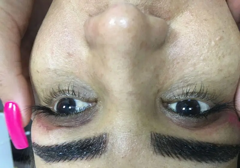 تصویر نزدیک از کاشت مژه طبیعی و لیفت مژه به همراه میکروبلیدینگ و فیبروز ابرو در سالن زیبایی و آرایشگاه تخصصی بانوان