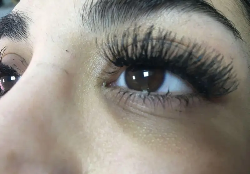 نمونه کار کاشت مژه طبیعی و اکستنشن مژه والیوم مشکی و پرپشت دخترانه روی چشم قهوه‌ای در سالن زیبایی و مرکز تخصصی مژه
