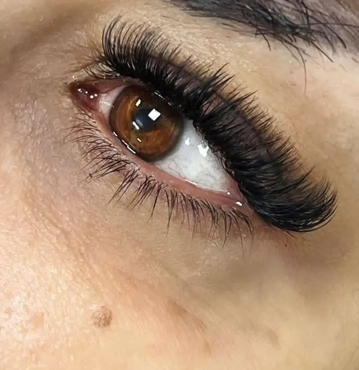 نمونه کار حرفه‌ای اکستنشن مژه والیوم مشکی، پرپشت و بلند با حالت کاملاً طبیعی روی چشم قهوه‌ای در سالن زیبایی تخصصی