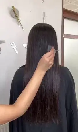 مراحل شانه کردن و صاف کردن موهای بلند و مشکی یک مشتری در سالن زیبایی مریم موسوی برای ارائه خدمات تخصصی مراقبت از مو.